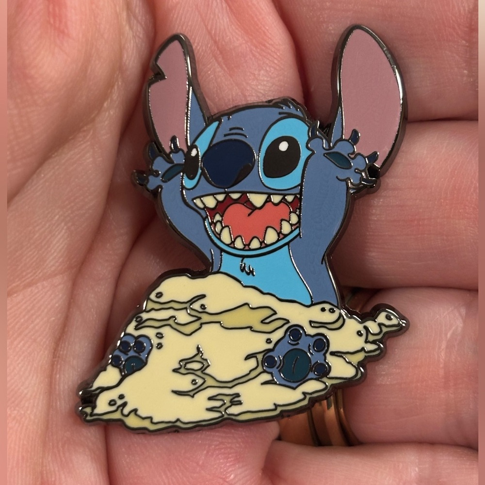 FiGPin - Lilo & Stitch Summer Mystery - Stitch in Sand LR